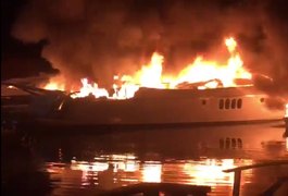 Bombeiros são acionados para conter chamas em cinco embarcações