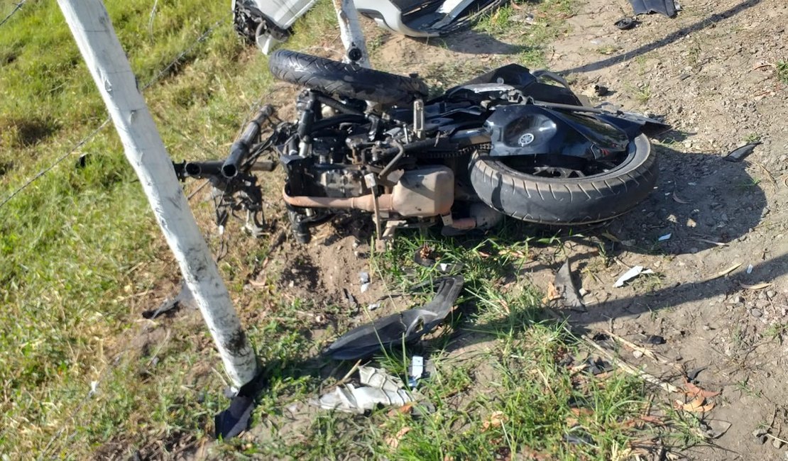 Carro invade a contramão e deixa um morto e outro gravemente ferido na AL 105