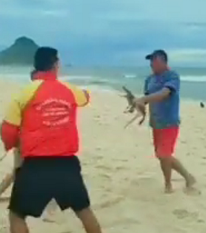 VÍDEO. Banhistas brigam por causa de jacaré e animal é usado como ‘arma’ em praia do Rio