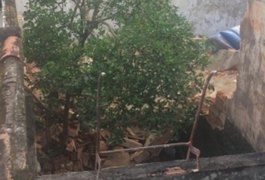 Criança de 5 anos fica ferida após laje de residência desabar em Maceió