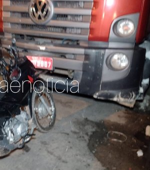 Condutor não puxa freio de mão de caminhão, veículo desce via e atinge motocicletas no Centro de Arapiraca