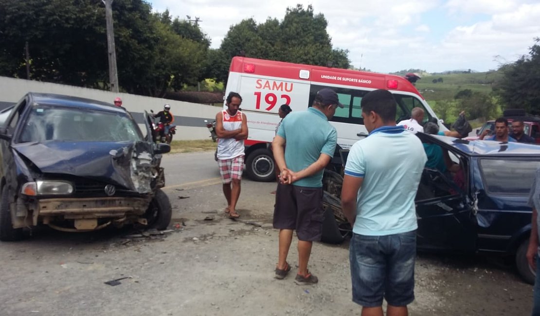 Colisão entre veículos deixa um morto e oito feridos na AL 210 em Viçosa