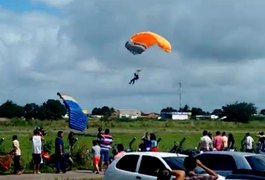 Bombeiro torce o tornozelo ao descer de paraquedas em Arapiraca