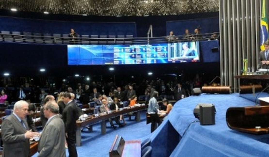 Mesmo sob protestos, PEC do Teto é aprovada em primeiro turno pelo Senado