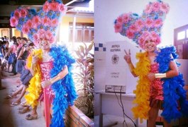 Ex-candidato vota fantasiado de 'Priscilla, Rainha do Deserto', no Acre