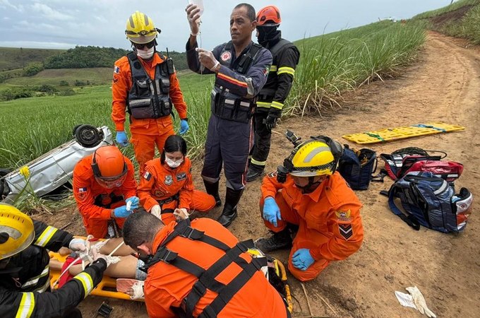 Capotamento de carro em ribanceira deixa mulher gravemente ferida, em Matiz de Camaragibe
