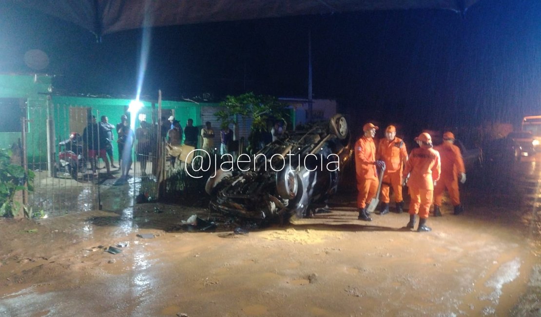 Veículo com três ocupantes capota em estrada de barro na zona rural de Arapiraca