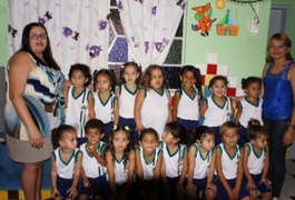 Prefeitura de Feira Grande entrega uniformes para alunos de creche escolar