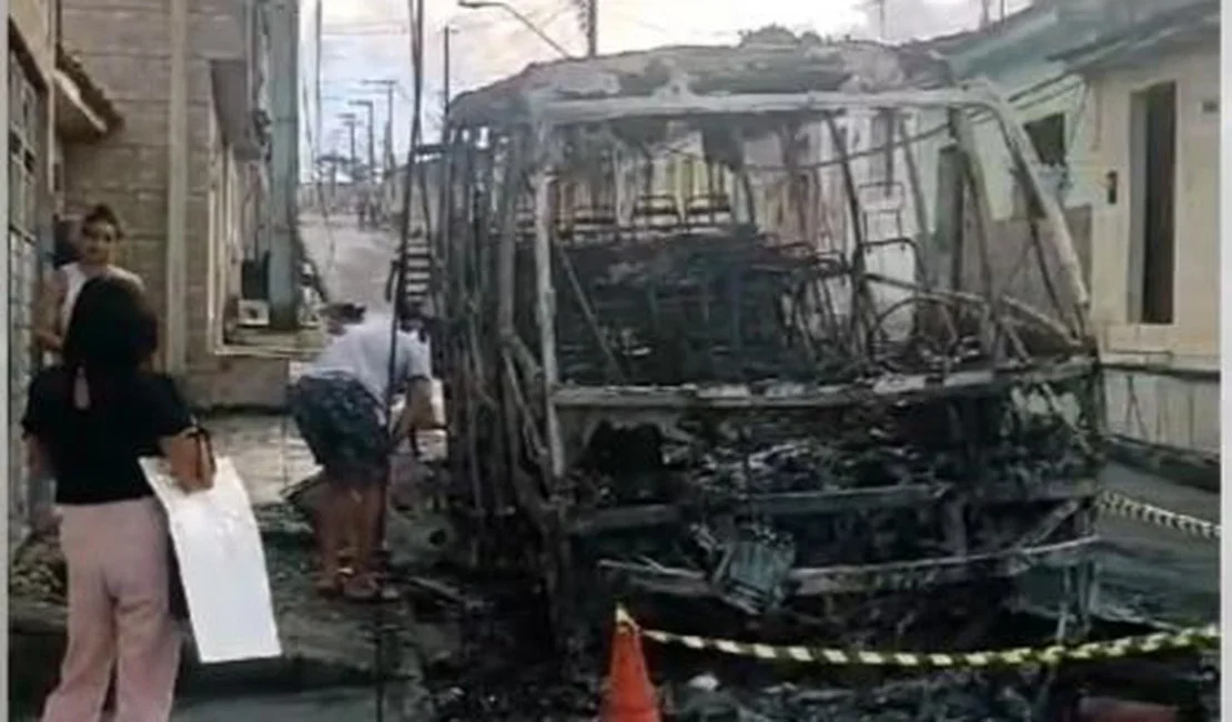 Micro-ônibus pega fogo e fica completamente destruído em Rio Largo