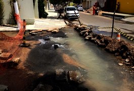 Cano estoura e água tratada jorra em grande volume no São Luiz 1, em Arapiraca