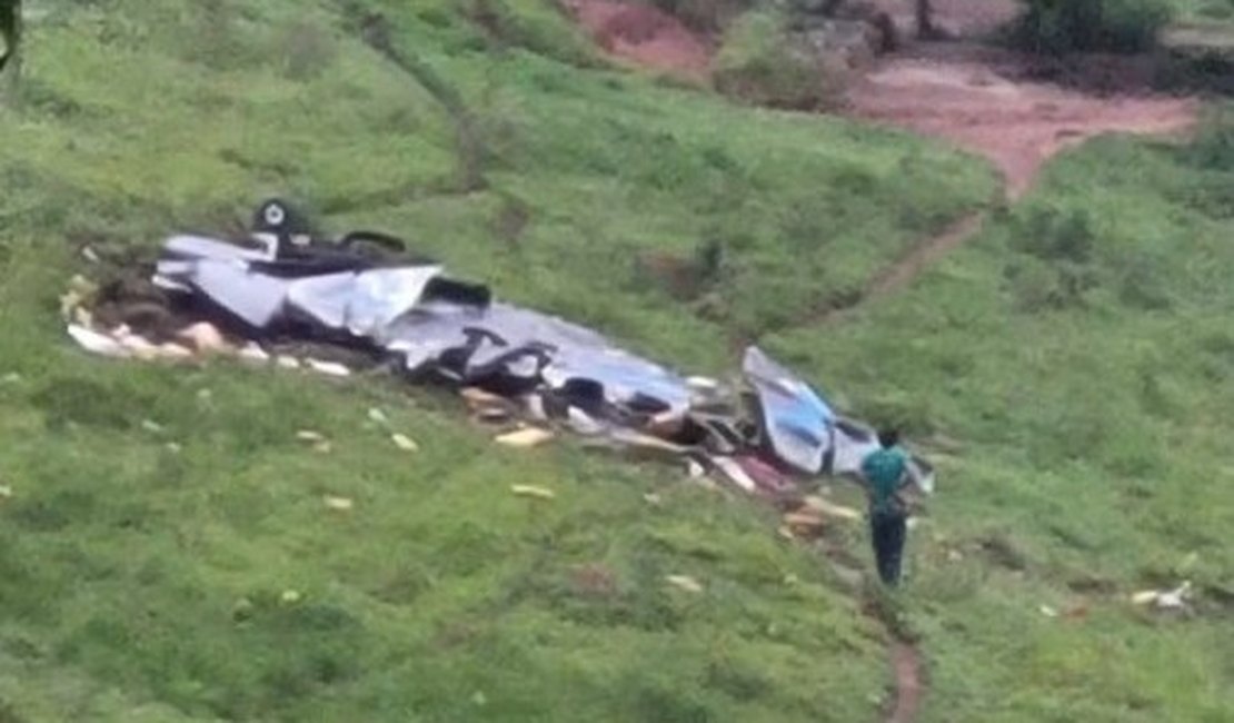 Avião cai e deixa 2 mortos na zona rural de Minas Gerais