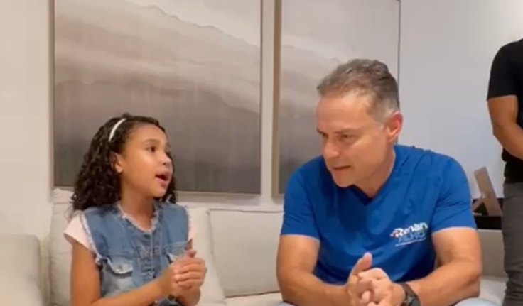 Renan Filho conhece criança que viralizou falando inglês e exalta educação pública