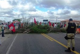 VÍDEO. Rodovias no interior do Estado são bloqueadas por manifestantes