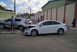 Condutora não respeita sinalização e causa acidente em cruzamento em Arapiraca