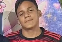 Adolescente leva mais de 4 mil picadas de abelhas em escola ao tentar pegar bola em área de mata