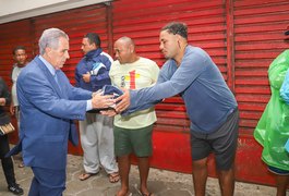 TJAL inicia entrega de cobertores a pessoas em situação de vulnerabilidade social