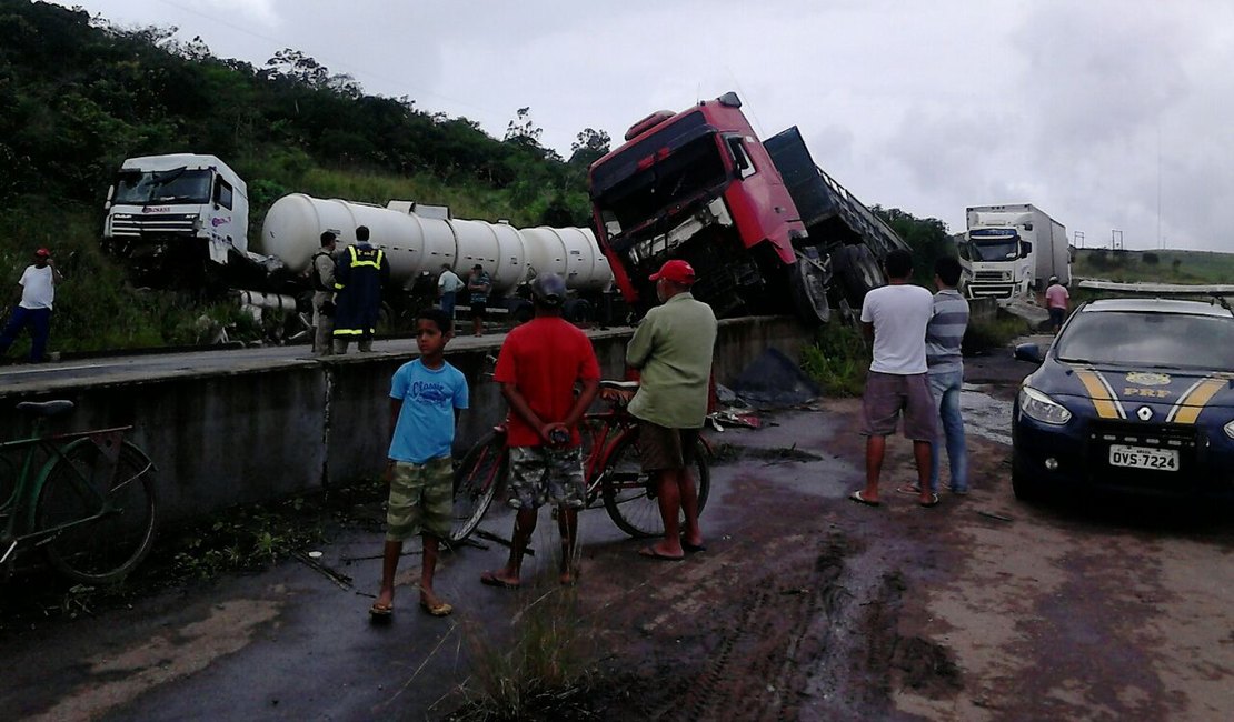 Colisão entre cinco carretas interdita trecho da BR-101 em Teotônio Vilela