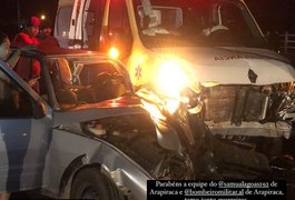 Acidente entre carro de passeio e ambulância deixa dois presos às ferragens em Arapiraca