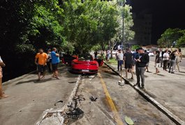 Condutor de Porsche perde controle da direção e colide com árvore em Arapiraca