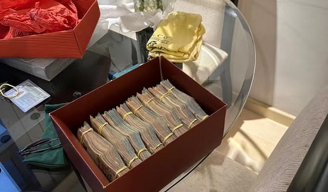 Mais de R$ 500 mil em dinheiro vivo são apreendidos na casa de policial civil no Rio de Janeiro