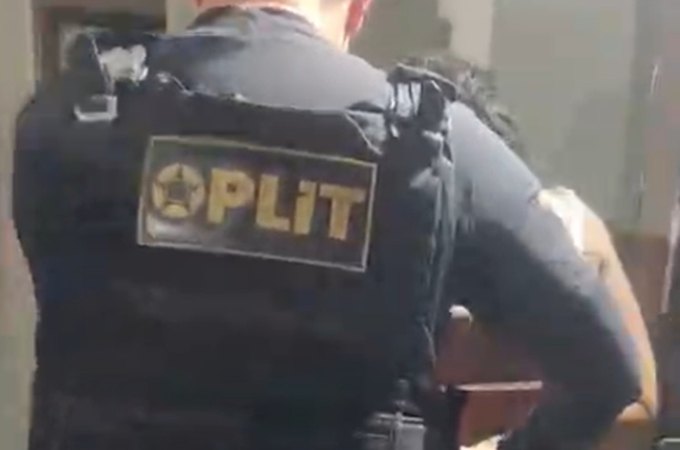 Polícia Civil prende mulher em flagrante por tráfico de drogas, no bairro da Pajuçara, em Maceió