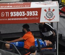 Vídeo. Após golpe na cabeça, Cássio, do Corinthians, deixa estádio de ambulância