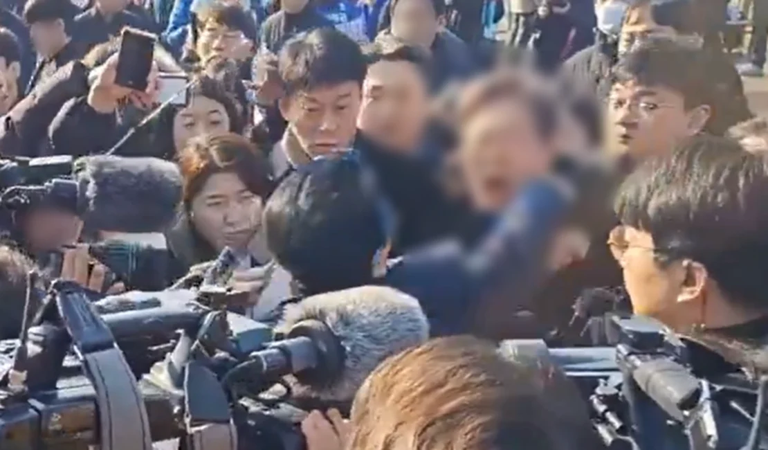 VÍDEO: Líder da oposição na Coreia do Sul é esfaqueado no pescoço