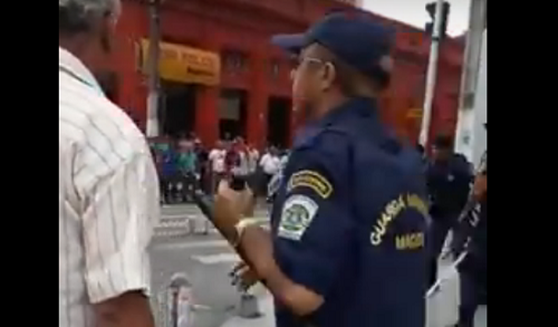 VÍDEO. Guardas municipais são ameaçados por ambulantes durante operação