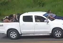 Na Bahia, criminosos assaltam agência bancária e amarram reféns a carros durante a fuga