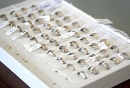 Joalheria deve indenizar cliente após atraso na entrega e descumprimento de contrato