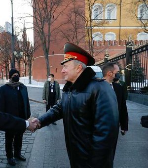 Bolsonaro afirma que 'soldado é soldado' após homenagear soviéticos na Rússia