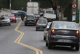 CET pinta faixa amarela em zigue-zague em rua de São Paulo