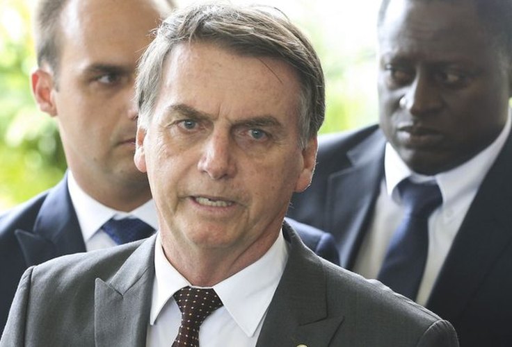 Bolsonaro reúne ministros para agilizar diagnóstico e solução para fenômeno em Maceió