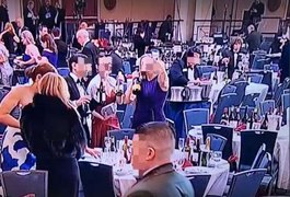 Mulher levando garrafas de bebida de jantar com Trump após tiroteio viraliza