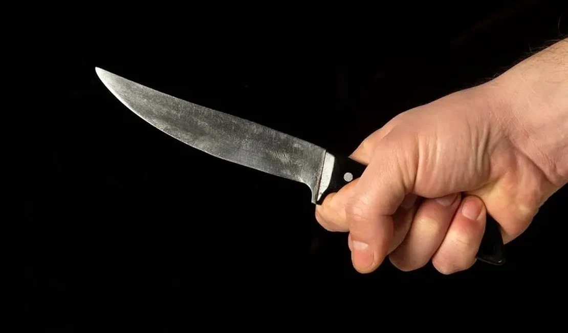 Dupla armada com faca ameaça homem no bairro Primavera, em Arapiraca