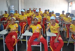 Bombeiros mirins visitam as instalações do Grupo Coringa