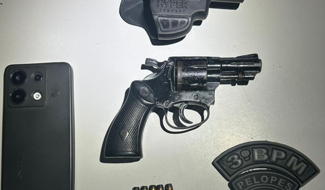 PM prende homem flagrado com arma de fogo em pátio de posto de combustíveis, em Arapiraca