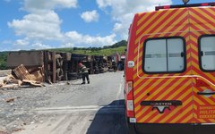 Carreta tombou em Pilar