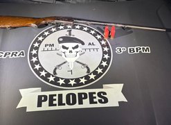 Homem é preso com espingarda calibre 12 enterrada em terreno baldio em Arapiraca