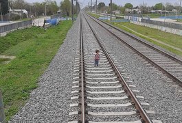 VÍDEO. Maquinista consegue frear a tempo e salvar vida de garotinho nos trilhos