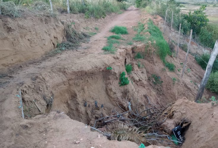 Estrada destruída há 3 meses deixa comunidades praticamente ilhadas em Girau do Ponciano