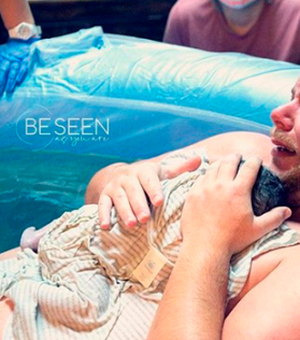 Homem trans dá à luz em parto na água e fotos emocionam: ‘Poderoso e orgulhoso’