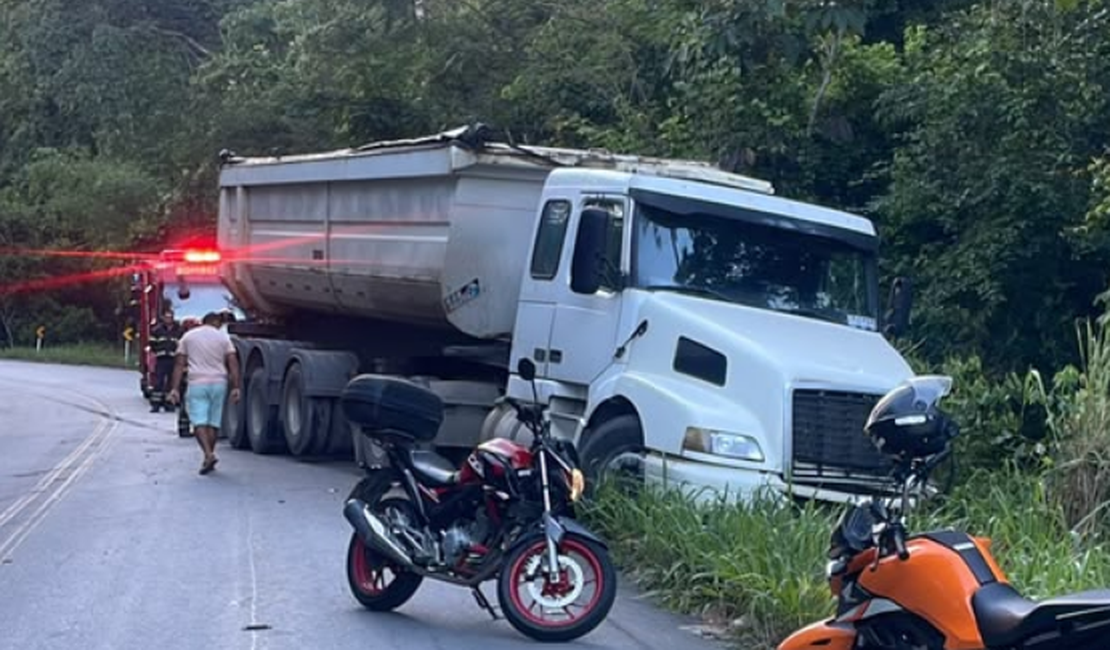 Batida entre carro e caminhão caçamba deixa dois mortos em Rio Largo