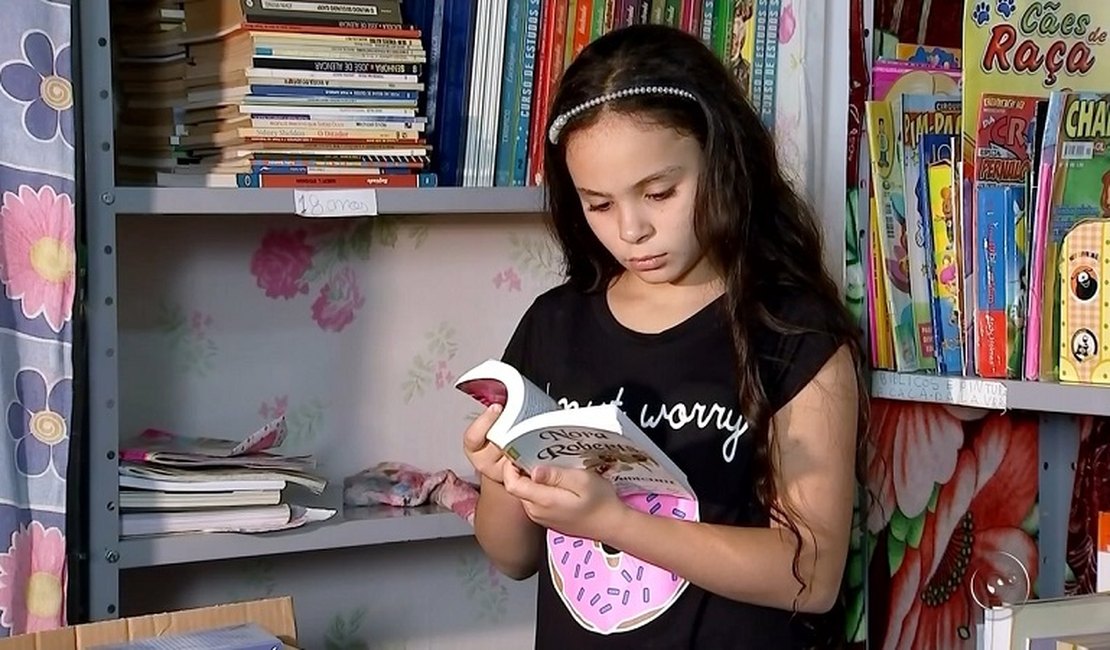 Apaixonada por livros, menina monta biblioteca comunitária dentro de casa