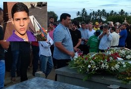 Comovidos, familiares e amigos sepultam filho de secretário de Educação de Arapiraca