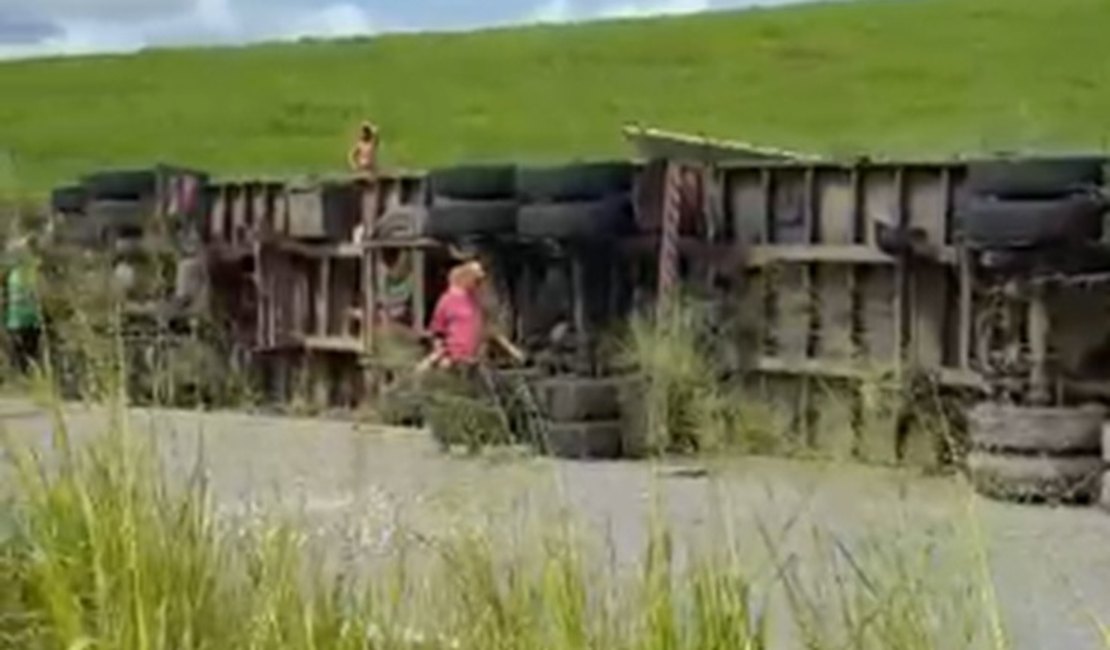 VÍDEO: Carreta com caixas de cerâmica tomba na BR-101 e motorista fica ferido, em Joaquim Gomes