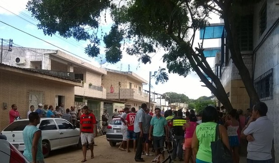Homem é morto e aluno baleado em frente a escola particular de Maceió