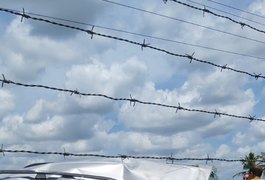 Homens roubam carro e se envolvem em acidente durante a fuga, na AL-487