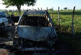 Carro roubado em Arapiraca é encontrado carbonizado em Palmeira dos Índios