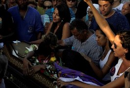 Marielle Franco é sepultada sob aplausos e gritos de protesto no Rio